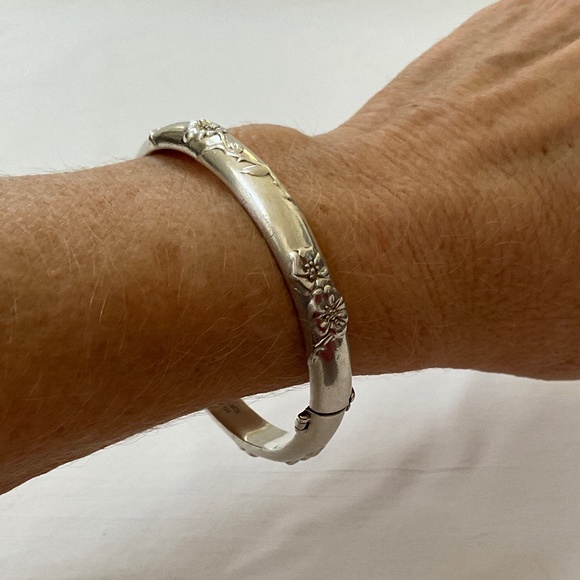 TIFFANY & CO. Vintage Nature Rose Silver (925) Hinged Bangle Bracelet - Picture 16 of 16